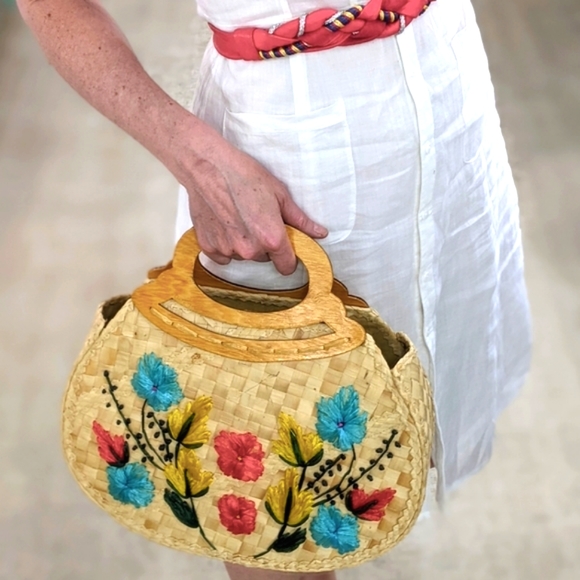 Woven Grass Floral Embroidered Basket Clutch - Picture 5 of 8